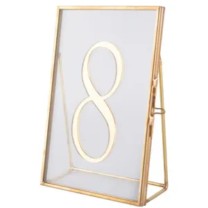 Рамка золотая с номером стола.