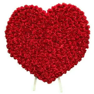 Фотозона сердце из роз