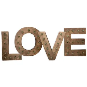 Буквы LOVE  с лампами